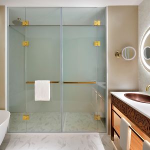 One-Bedroom Upper Floors King Suite